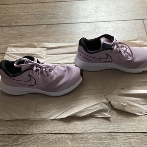 Nike Girl’s Lavender Athletic Shoes, Size 4